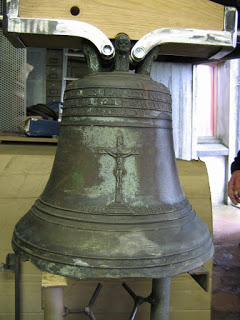 La cloche rénovée par M. Abéguilé père et fils